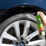 Anwendung von Dr. Wack P21S Reifen-Glanz Spray auf einem Reifen für Autopflege.