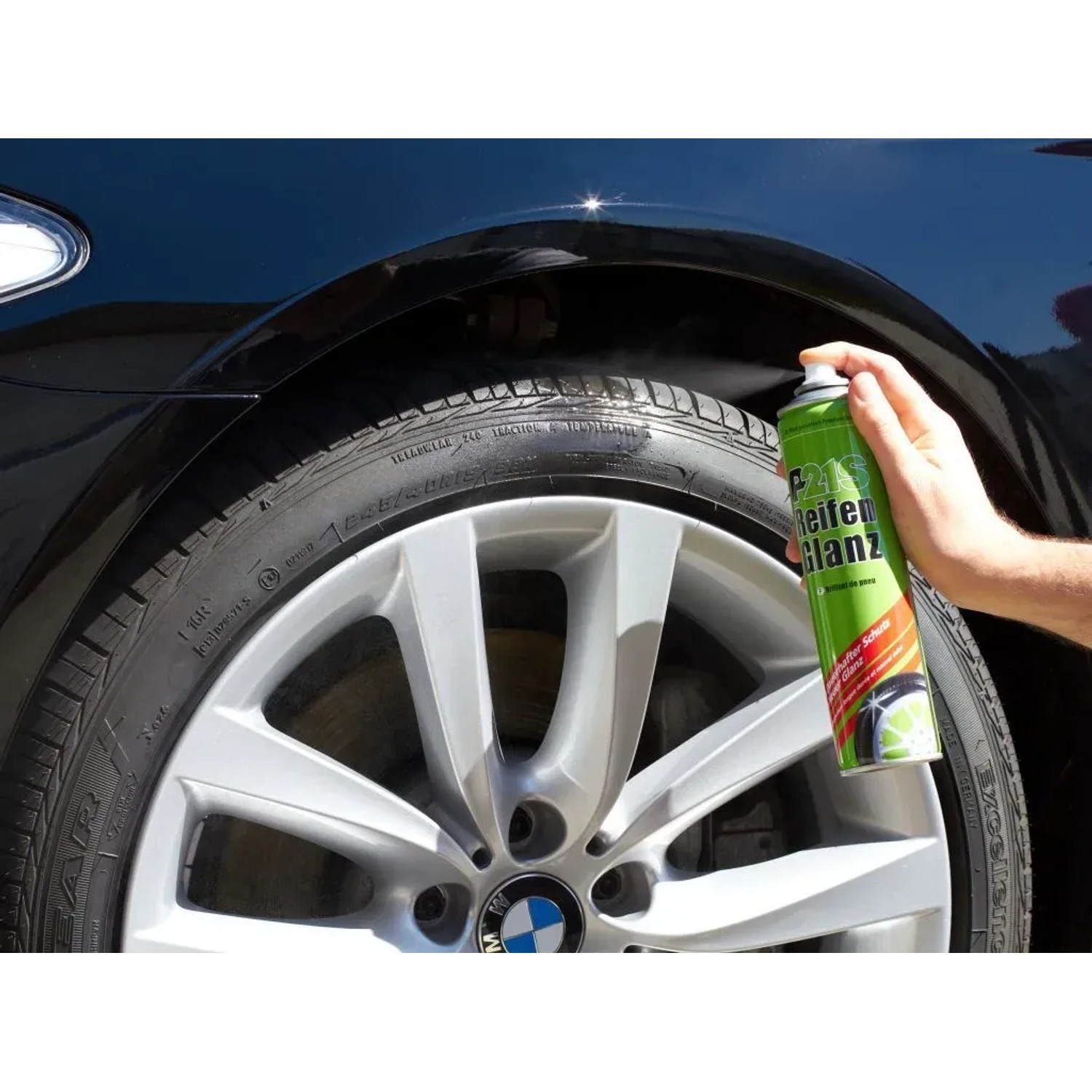 Anwendung von Dr. Wack P21S Reifen-Glanz Spray auf einem Reifen für Autopflege.
