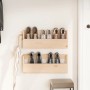 Zwei helle Wand-Schuhregale aus massivem Kiefernholz, gefüllt mit Schuhen, an einer weißen Flurwand. Praktische Schuhaufbewahrung.