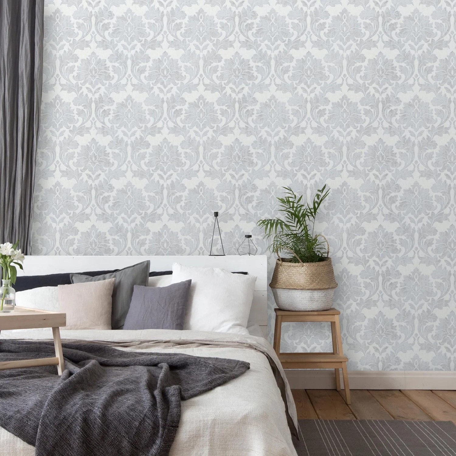 Bricoflor Vliestapete mit Barock Ornament in Weiß-Grau im Schlafzimmer.