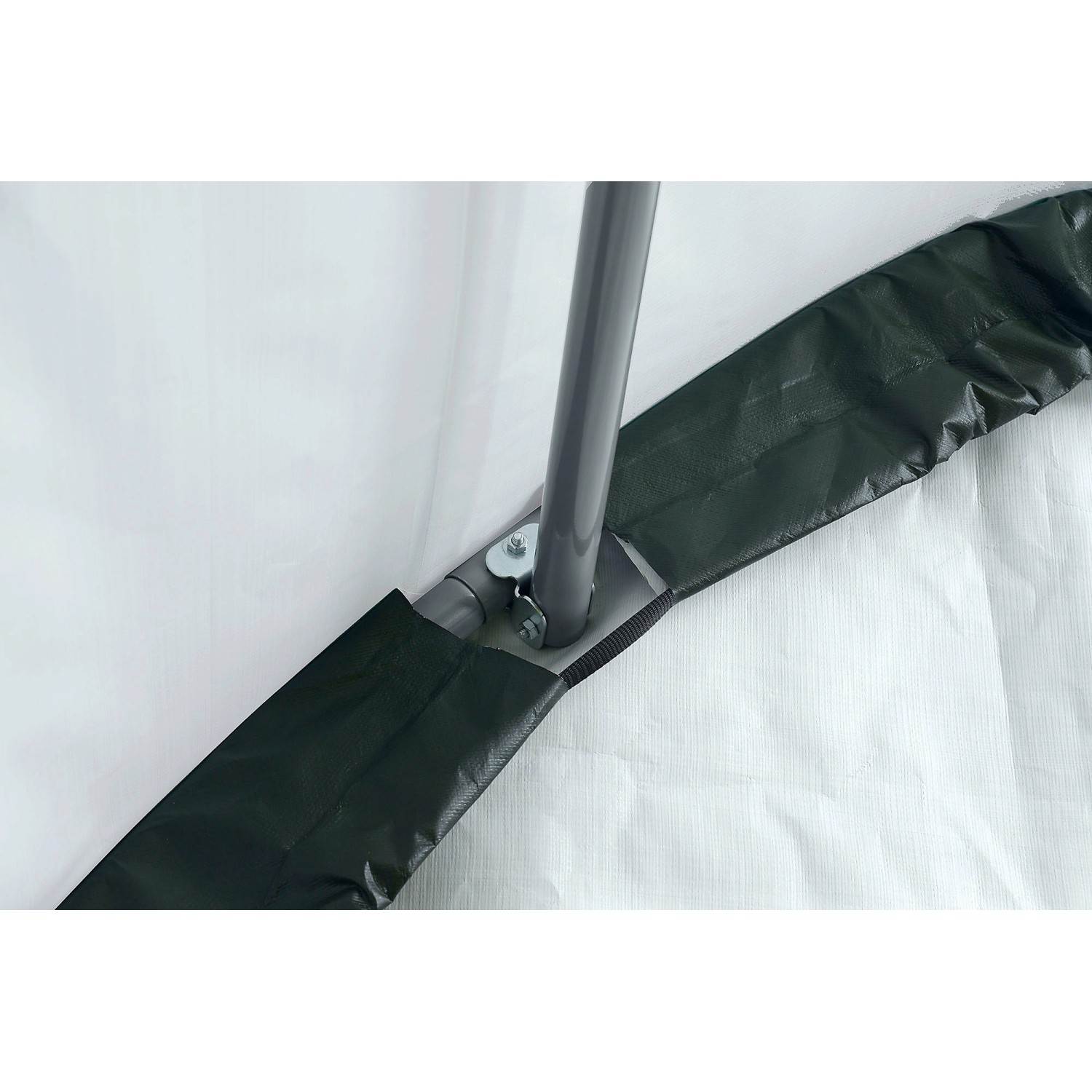 Detailaufnahme: ShelterLogic Seitenverkleidung für Pferdestallüberdachung, grüne Plane, Stahlrohr.