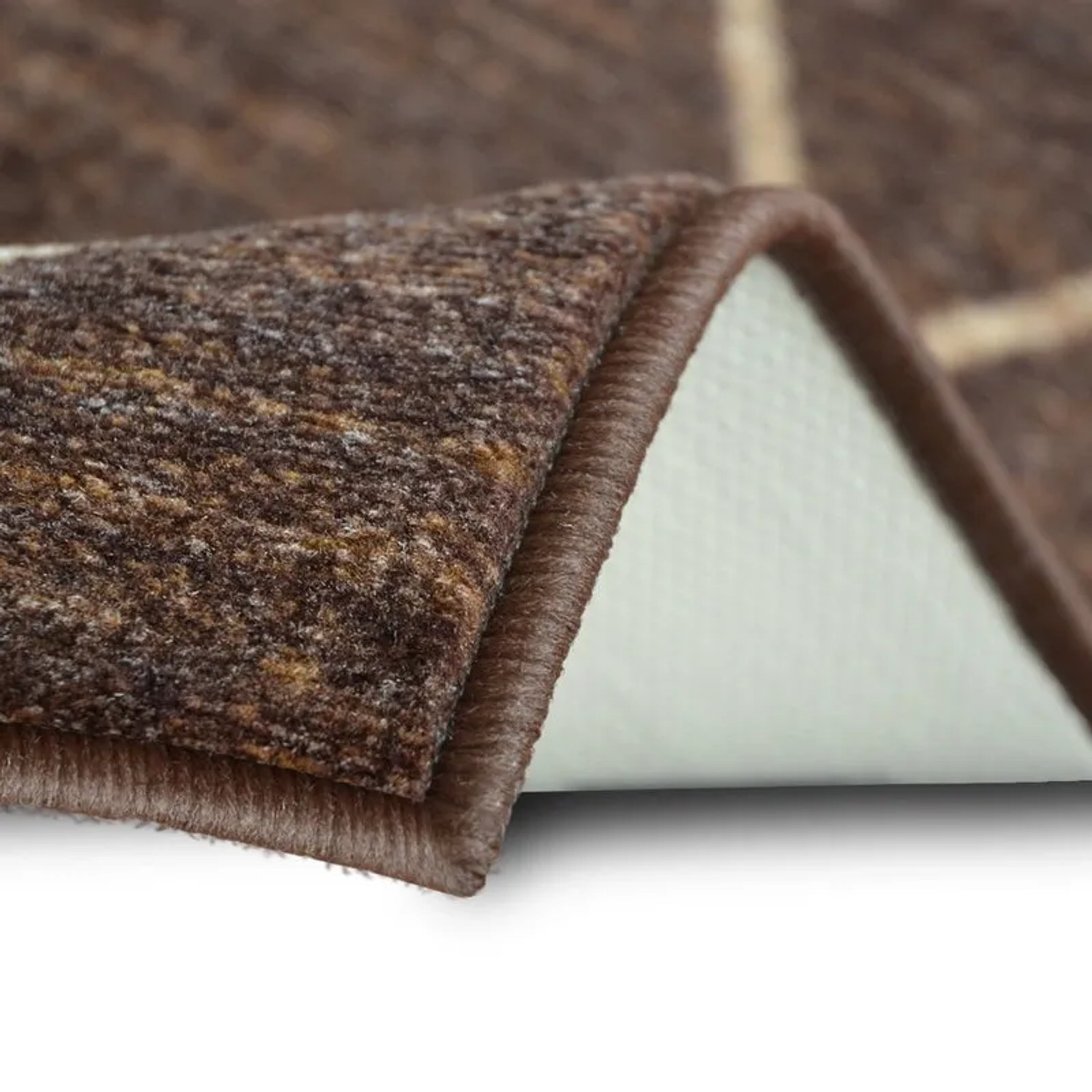 Detailaufnahme: Brauner KARAT Teppichläufer Cosenza mit Rautenmuster, Teppichboden Meterware.