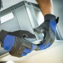 Hände mit LUX Arbeitshandschuhen Tough Gr. 9 halten graue Kiste.