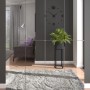 Weißer Schuhschrank SystemX mit 8 Spiegeltüren. Moderne Garderobe mit Spiegelfront, reflektiert Wohnraum.