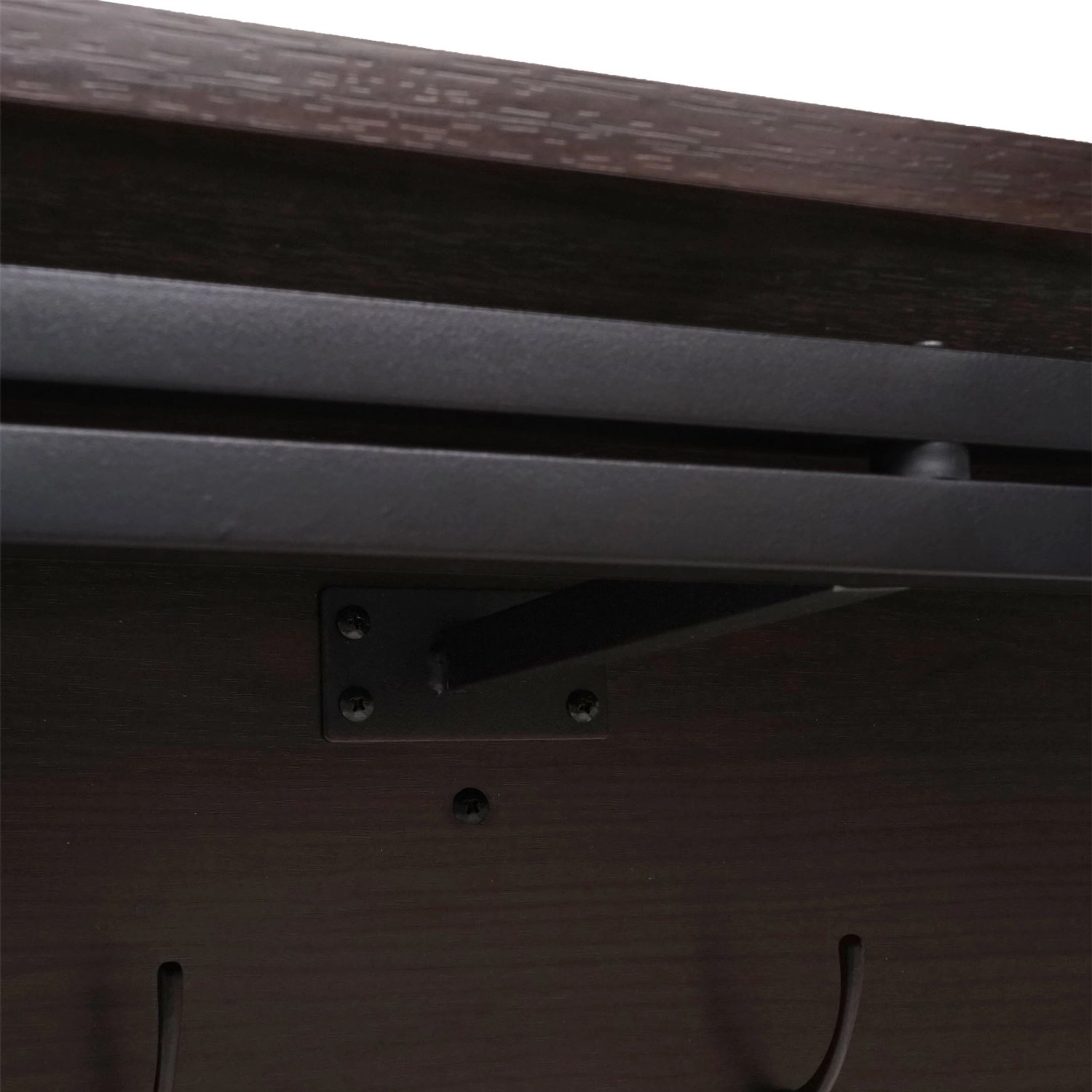 Detailaufnahme: Dunkelbraune MCW Wandgarderobe A27 mit 3D-Struktur, Haken und Garderobenstange.