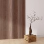 Akustikpaneel Wandverkleidung Walnuss Natur mit schwarzem Akustikfilz, 240 cm hoch.