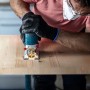 Bosch Stichsäge mit T308BP Sägeblatt schneidet Holz. Stichsägeblätter im Einsatz.