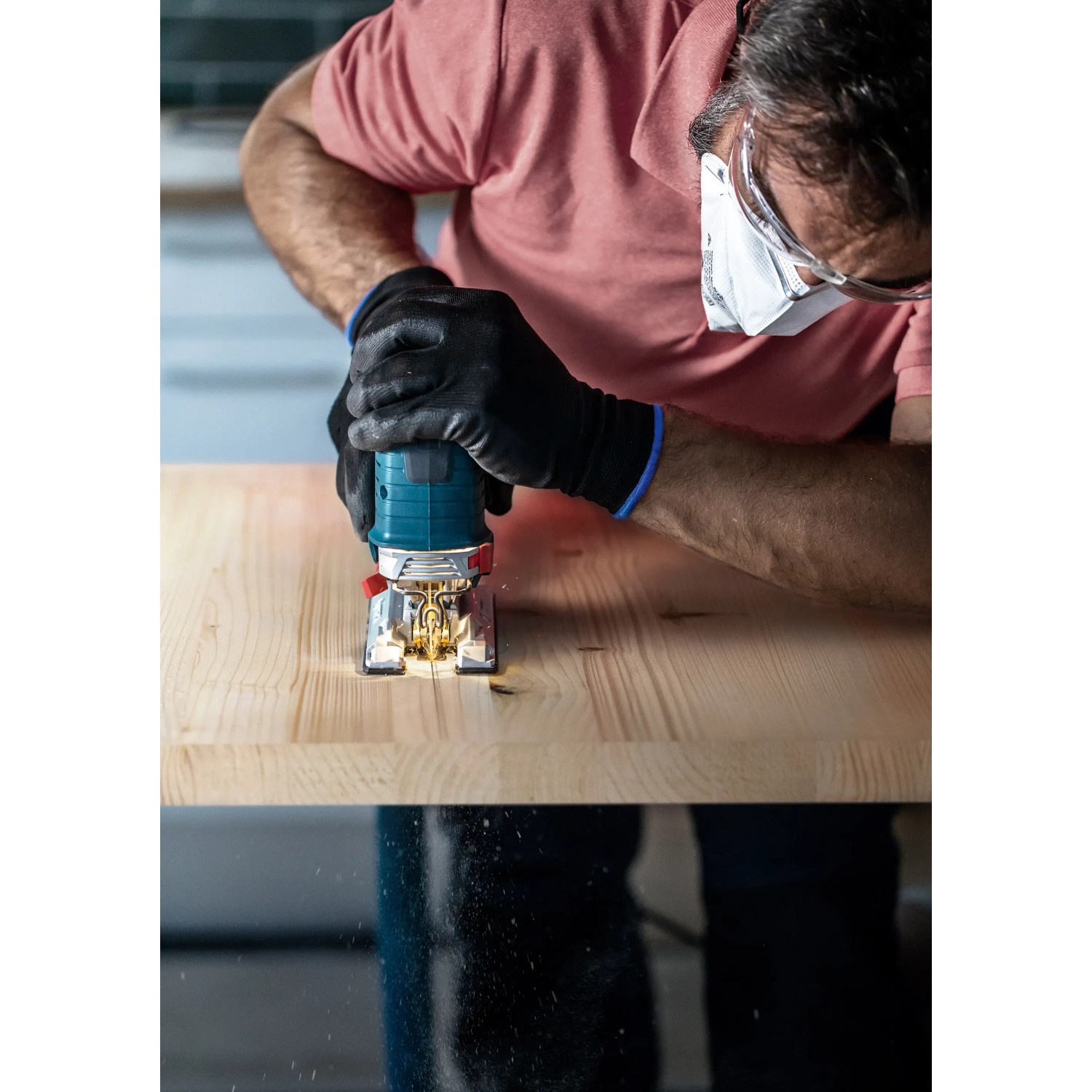 Bosch Stichsäge mit T308BP Sägeblatt schneidet Holz. Stichsägeblätter im Einsatz.