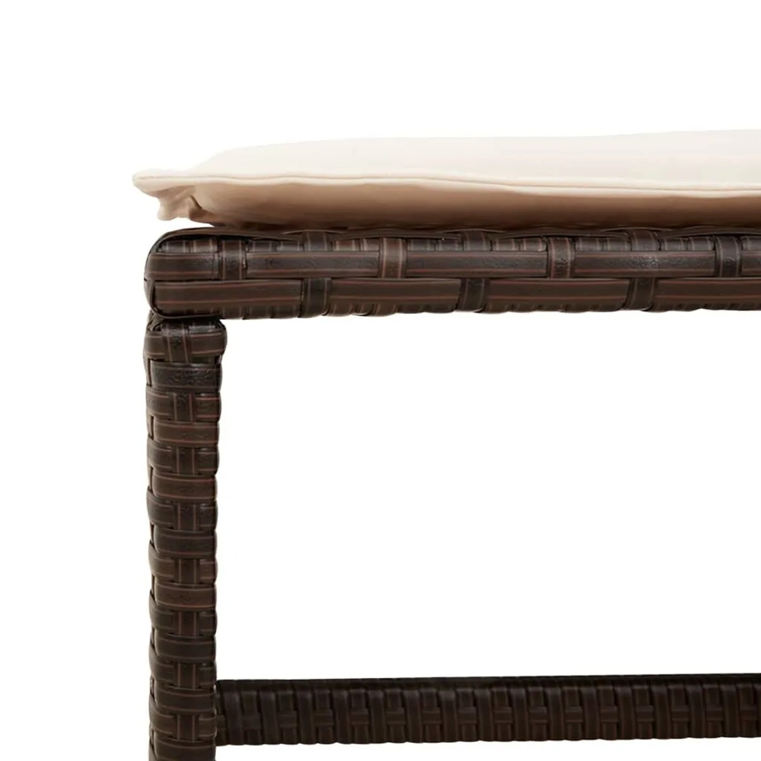 Detailansicht Hocker der vidaXL Garten-Essgruppe aus braunem Rattan mit cremefarbenem Kissen.