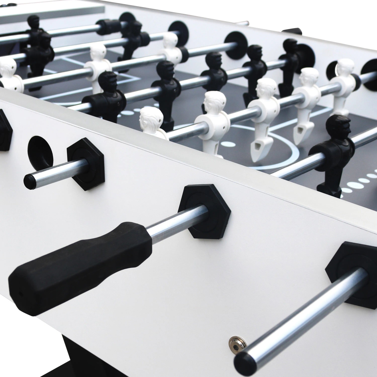 Detailansicht des Cougar Worldcup Premium Pro Fußballtischs mit schwarz-weißen Figuren und Griffen.
