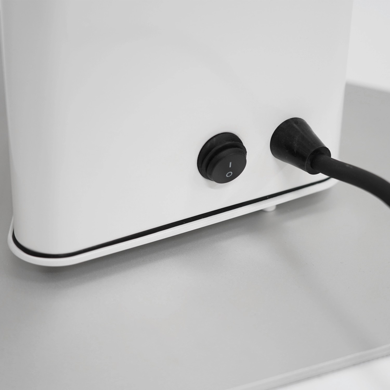 Detailaufnahme: Weißer Vasner HeatTower Mini Terrassenheizstrahler mit seitlichem Schalter und Netzkabel.