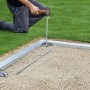 Biohort Bodenrahmen für CasaNova Gartenhaus: Montage auf Splittbett mit Hammer und Erdanker.
