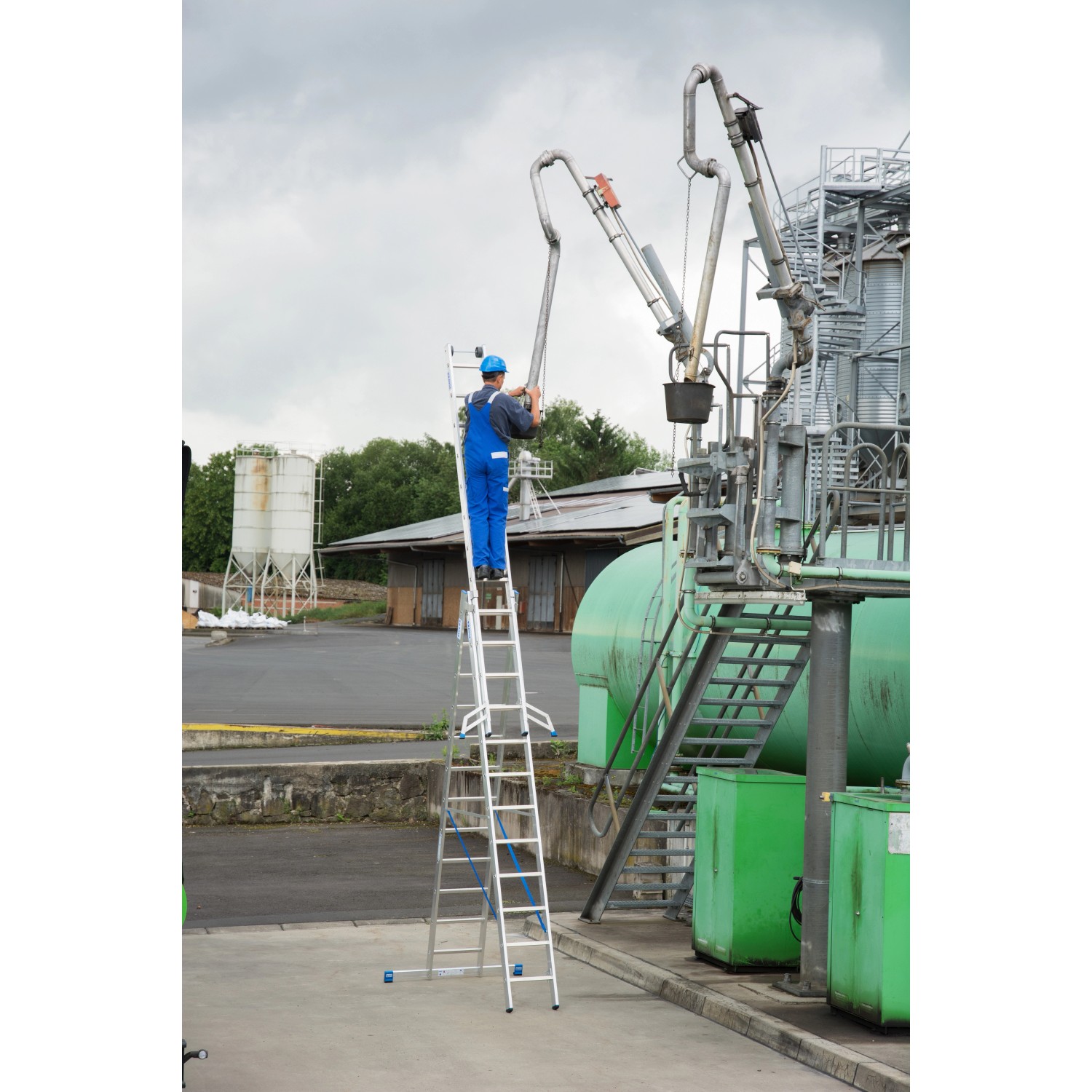 Krause Stabilo Vielzweckleiter 3x12 Sprossen im Einsatz, Aluminium, mit Wandlaufrollen.