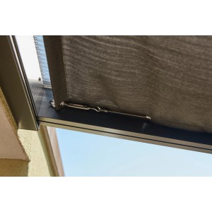 Gutta Seilspannmarkise Graphite, Detailansicht der Befestigung an einer Terrassenüberdachung.