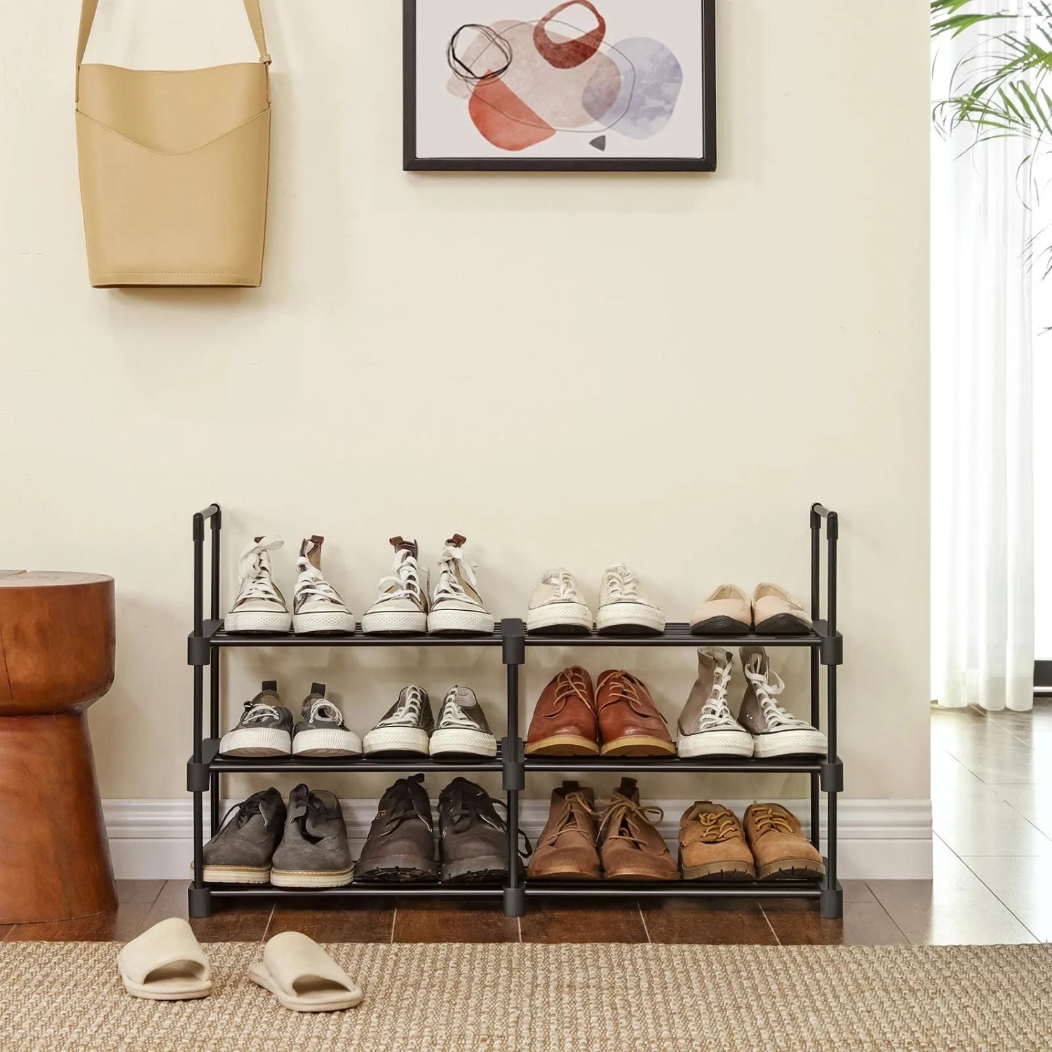 Schwarzes Songmics Schuhregal mit 6 Ebenen für ca. 12 Paar Schuhe.