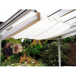 Floracord Vierecksonnensegel, weiß, 330x68 cm, montiert an einer Pergola im Garten.