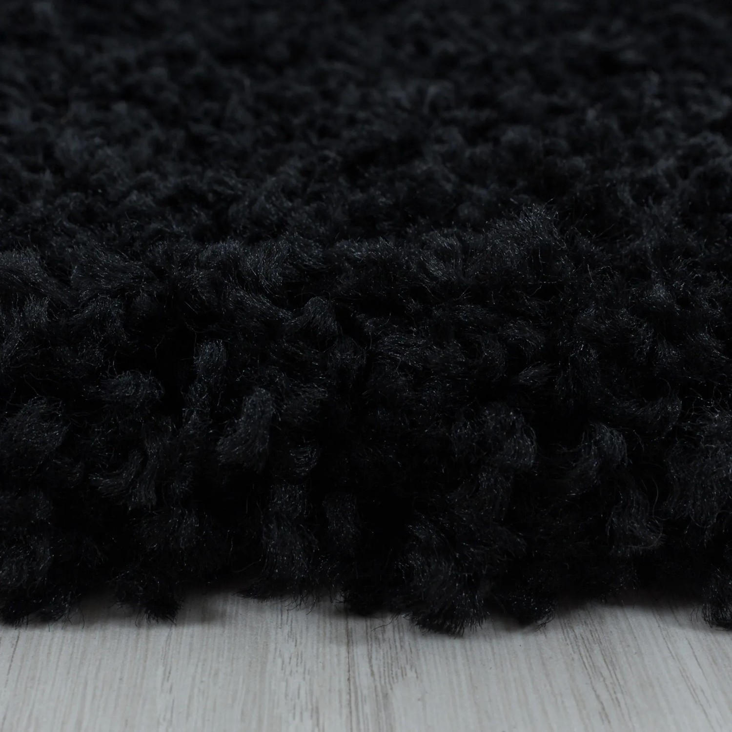 Detailansicht: Schwarzer Ayyildiz Hochflorteppich Sydney, 60x110 cm. Flauschiger Shaggy Teppich.