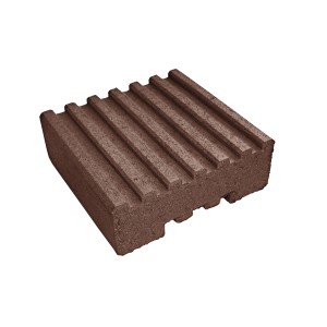 Brauner Fundamentstein (22x22x8 cm) aus Beton mit Luftleitkanälen für Terrassen und Gartenhäuser.