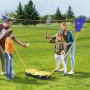 Familie spielt Badminton im Garten mit gelb-blauem HOMCOM Netz. Tragbares Kunststoff-Badmintonset für Spiel & Spaß.