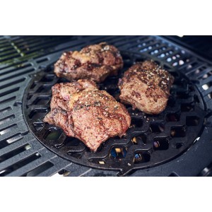 Enders Sear Grate Switch Grid mit drei Steaks auf dem Grillrost.