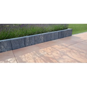 Diephaus Palisade Patea Graphit, 50x25x8 cm, als Beeteinfassung im Garten.