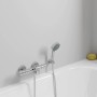 Grohe QuickFix Precision Get Thermostat-Wannenbatterie DN 15 mit Handbrause, montiert an einer weißen Badewanne.