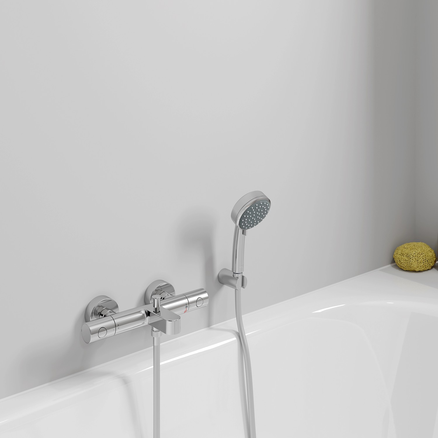 Grohe QuickFix Precision Get Thermostat-Wannenbatterie DN 15 mit Handbrause, montiert an einer weißen Badewanne.