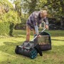 Gardena Laub- und Rasensammler im Einsatz auf einer Rasenfläche.