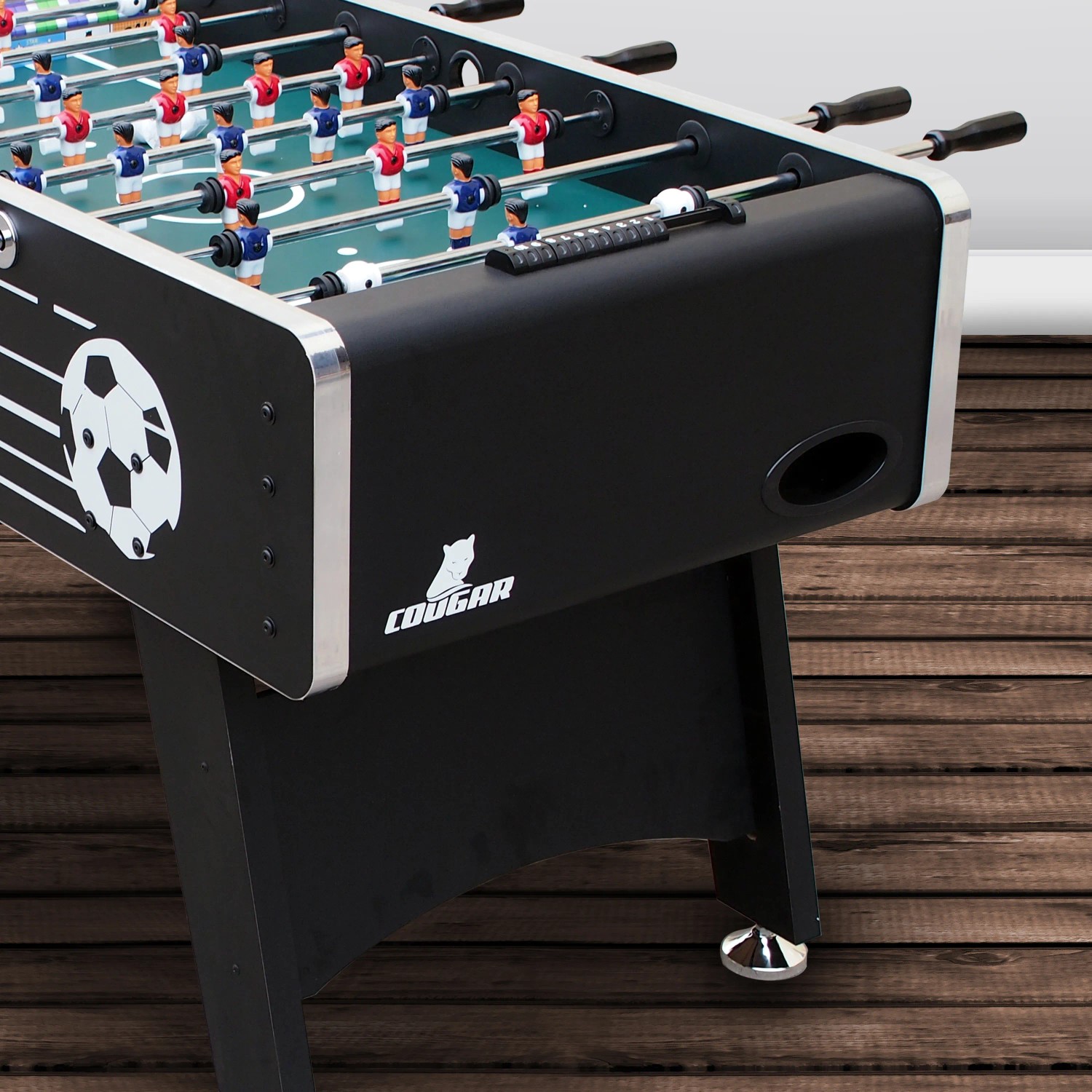 Cougar Arena TS Fußballtisch, schwarzer Korpus mit Fußball-Motiv, verchromte Stangen.
