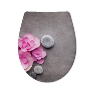 WC-Sitz mit Orchideen-Motiv und Steinen für ein entspanntes Badambiente.