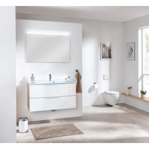 Modernes Badezimmer mit Fackelmann LED-Spiegel (100 cm) über weißem Waschtisch.