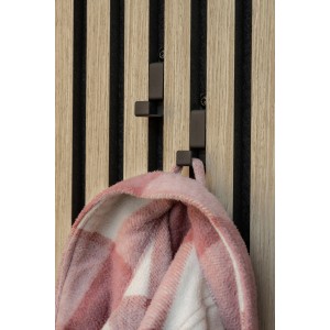 Schwarzer FN Acustico Haken, pulverbeschichtet, an Akustikpaneel mit Bademantel.