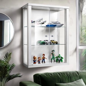 Weiße Hängevitrine mit Glastüren und verstellbaren Glasböden, ideal für Sammlerstücke.