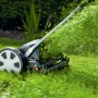 Gardena Comfort Spindelmäher 400 C in Aktion: Handrasenmäher schneidet Gras auf Rasenfläche.