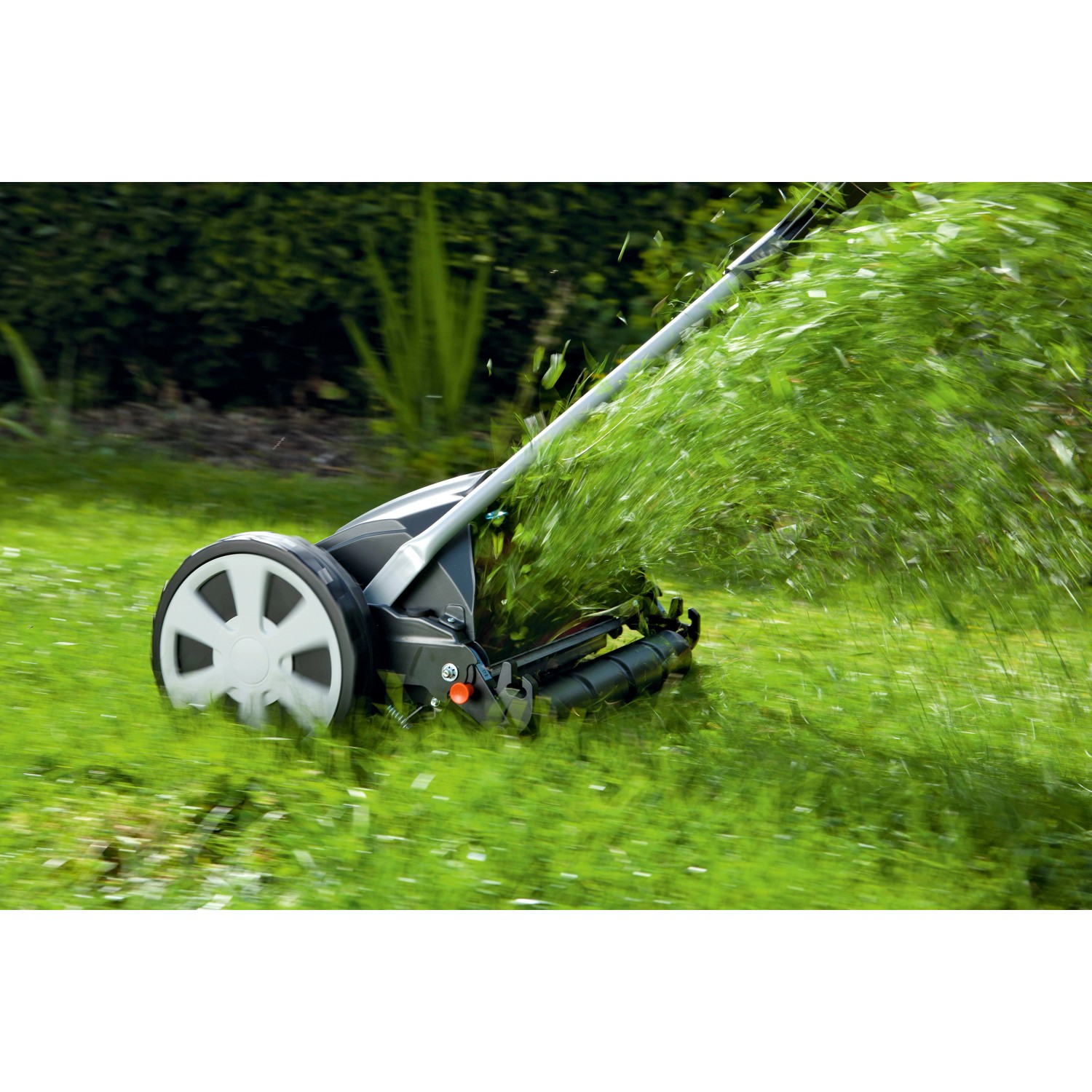 Gardena Comfort Spindelmäher 400 C in Aktion: Handrasenmäher schneidet Gras auf Rasenfläche.