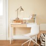 Weißer SoBuy Schreibtisch FWT106-W mit Ablagen für Homeoffice, Bücher und Büroutensilien.