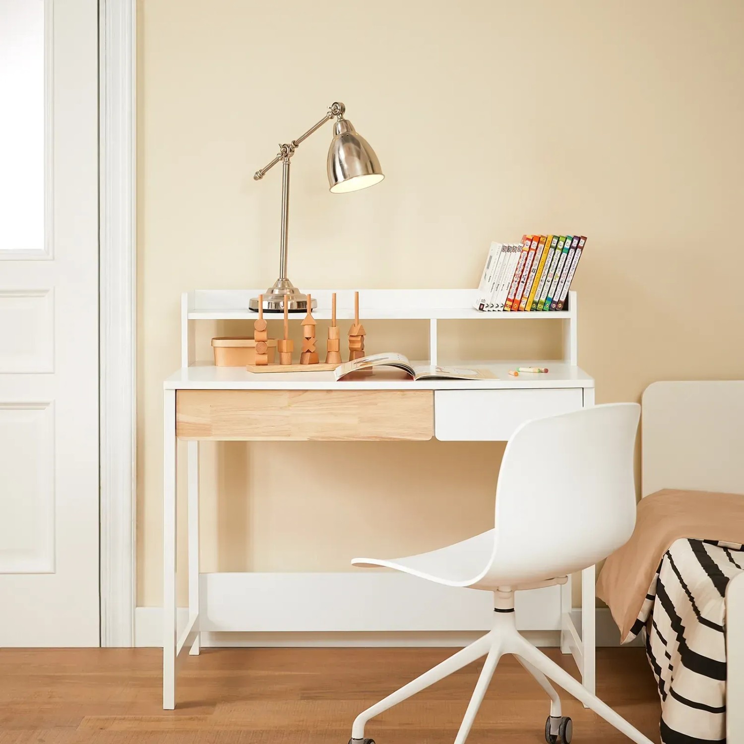 Weißer SoBuy Schreibtisch FWT106-W mit Ablagen für Homeoffice, Bücher und Büroutensilien.