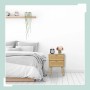 Naturfarbener Relaxdays Nachttisch mit 2 Schubladen im Schlafzimmer.