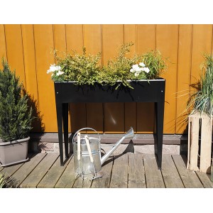 Siena Garden Hochbeet Slim, anthrazitfarben, mit Bepflanzung, Gießkanne und Gartengeräten auf Holzterrasse.
