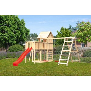 Karibu Stelzenhaus Frieda mit Schaukel, Kletterwand & roter Rutsche im Garten.