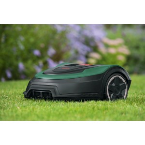Bosch Indego M+ 700 Mähroboter auf Rasen, grün-schwarz. Intelligente Rasenpflege.
