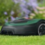 Bosch Indego M+ 700 Mähroboter auf Rasen, grün-schwarz. Intelligente Rasenpflege.