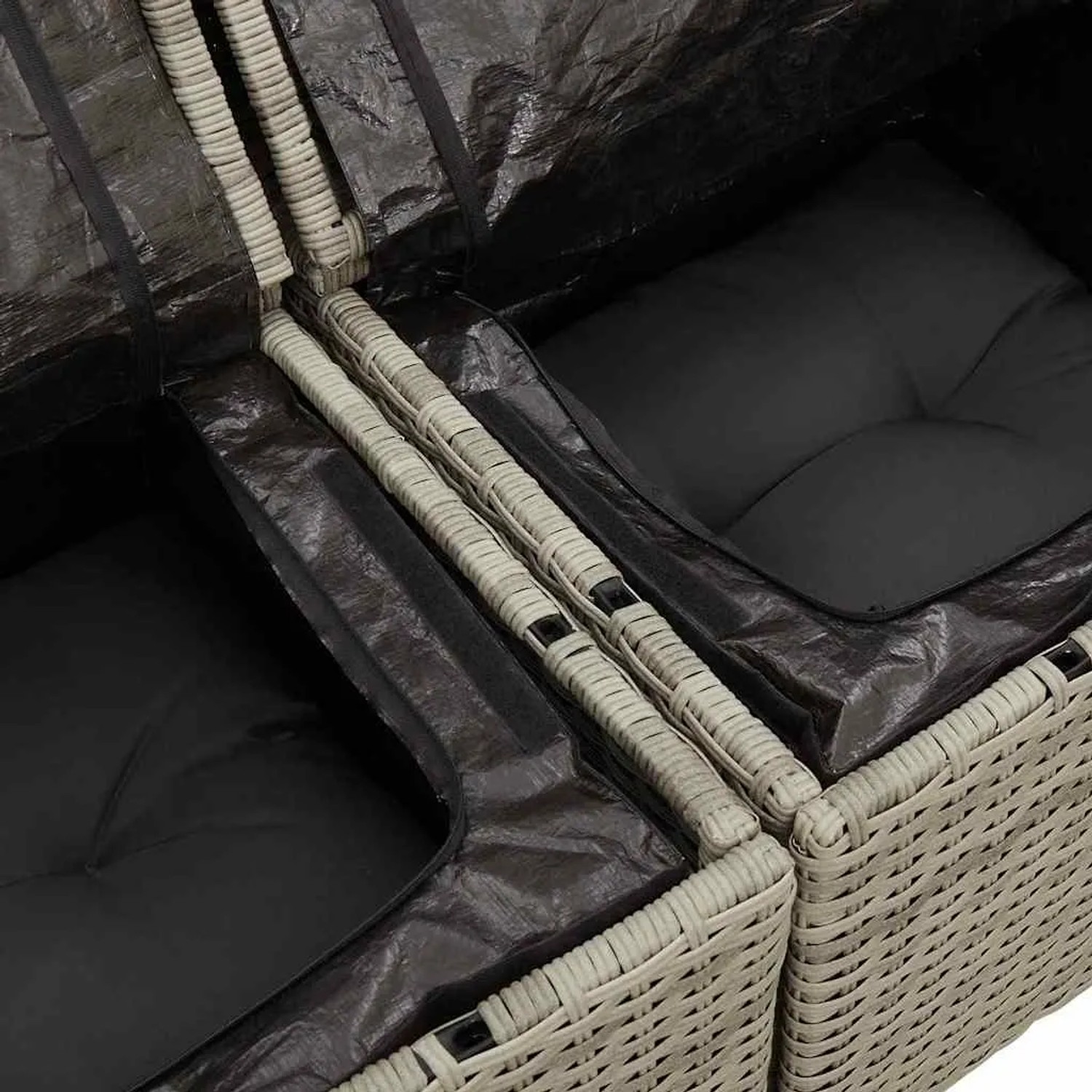 Detailansicht: Hellgraues vidaXL Garten-Sofa-Set aus Rattan mit schwarzen Kissen.