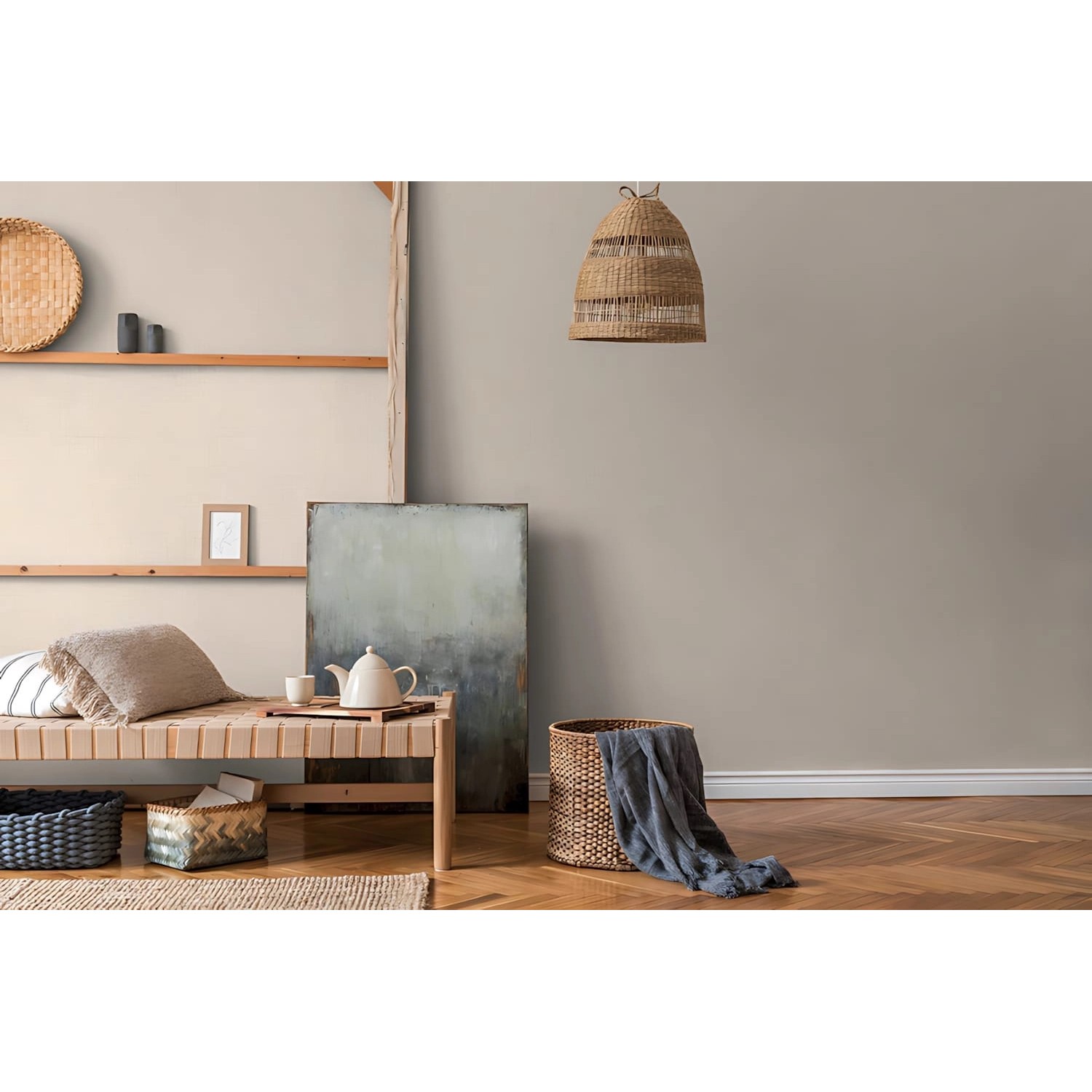 Beige Uni-Tapete von PROFHOME an Wand im Wohnraum mit Deko-Elementen.