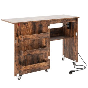 Brauner, klappbarer Nähtisch mit Holzoptik, Ladestation, Rollen und Ablagefächern. Ideal als mobiler Schreibtisch.