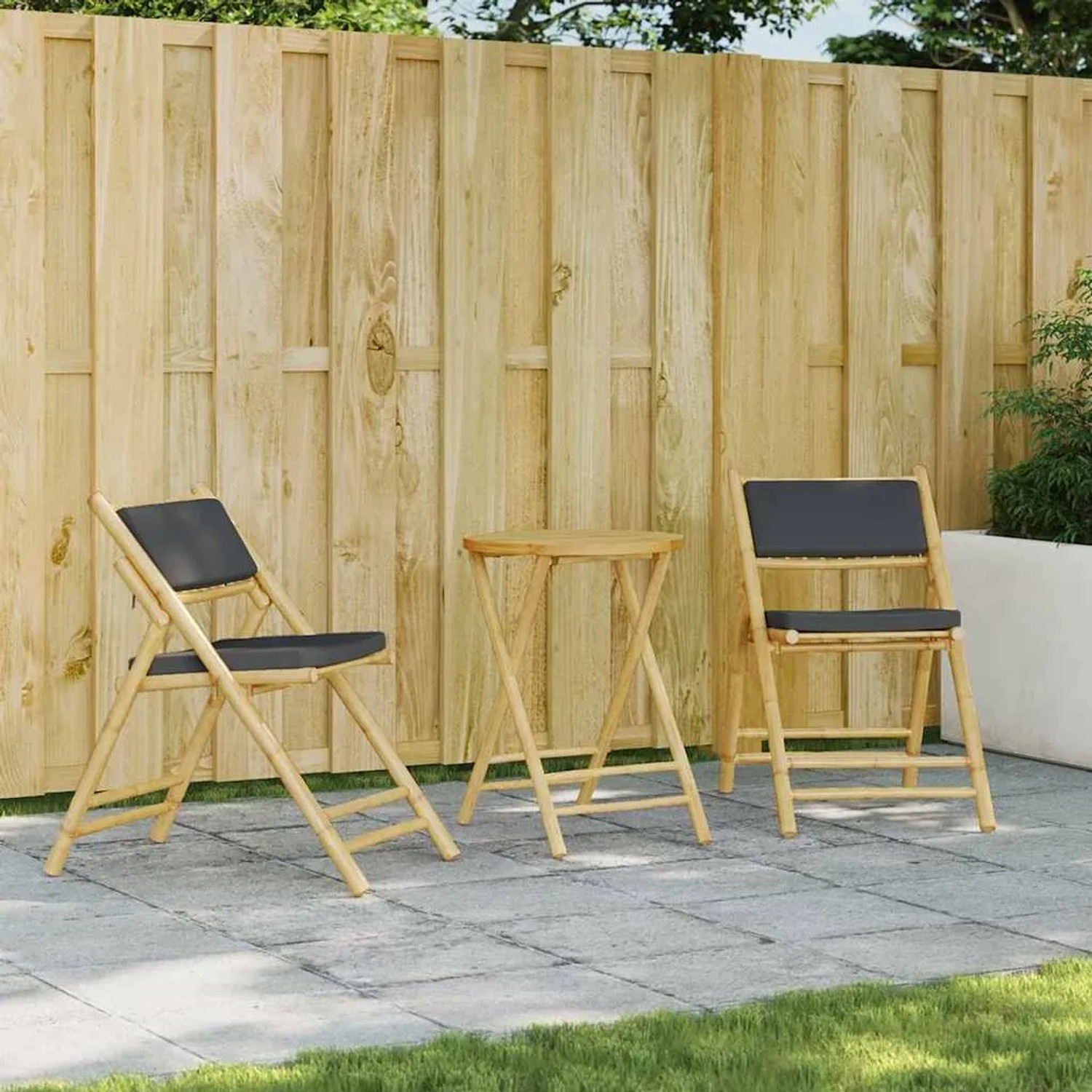 Klappbares 3-tlg. Bistro-Set aus Bambus mit dunkelgrauen Kissen für Garten, Balkon oder Terrasse.