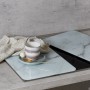 Wenko Herdabdeckplatten Marmor 2er Set auf Herd mit Tasse und Geschirr.