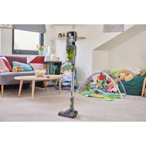 Ryobi Akku-Staubsauger RSVS18-0 One+ 18V im Wohnraum. Handstaubsauger mit HEPA-Filter und motorisierter Bürste.