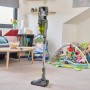 Ryobi Akku-Staubsauger RSVS18-0 One+ 18V im Wohnraum. Handstaubsauger mit HEPA-Filter und motorisierter Bürste.