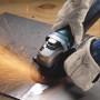 Makita Winkelschleifer 9565HRZ in Aktion beim Schleifen von Metall, Funken sprühen.